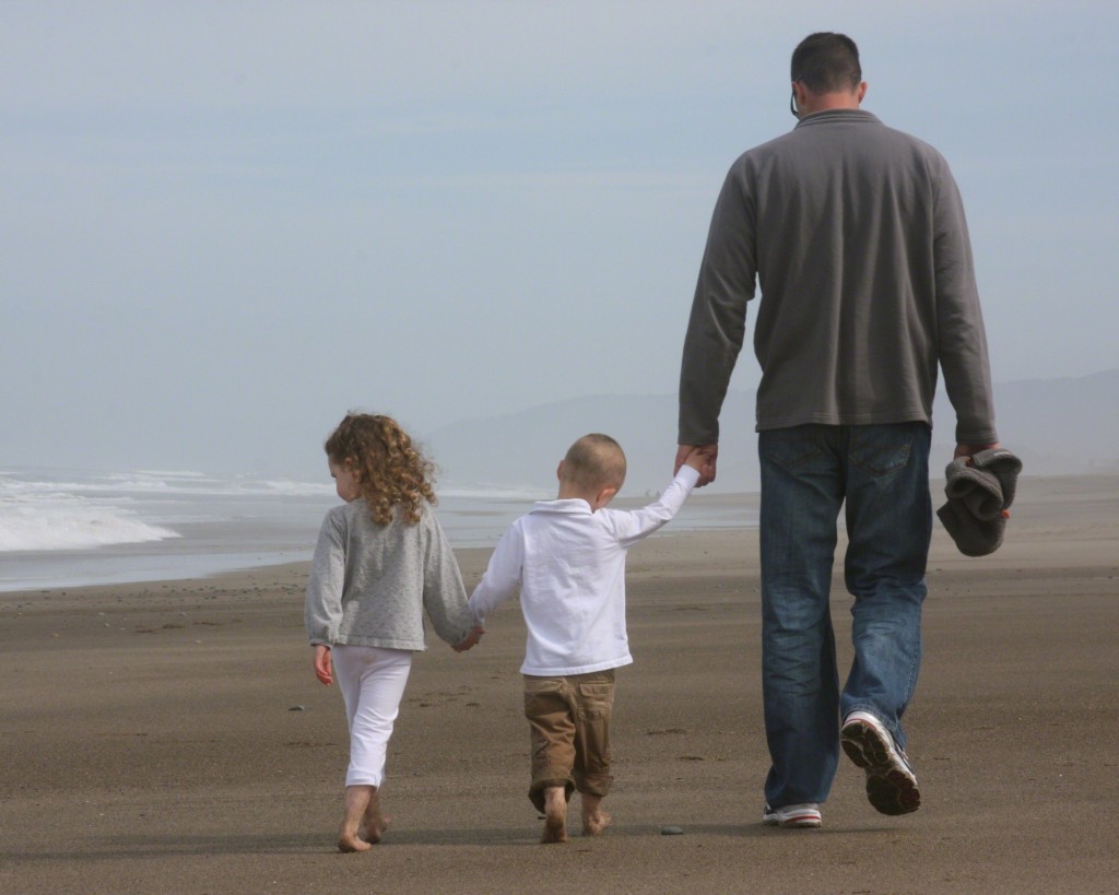 father-son-daughter-walking-beach-856031-wallpaper